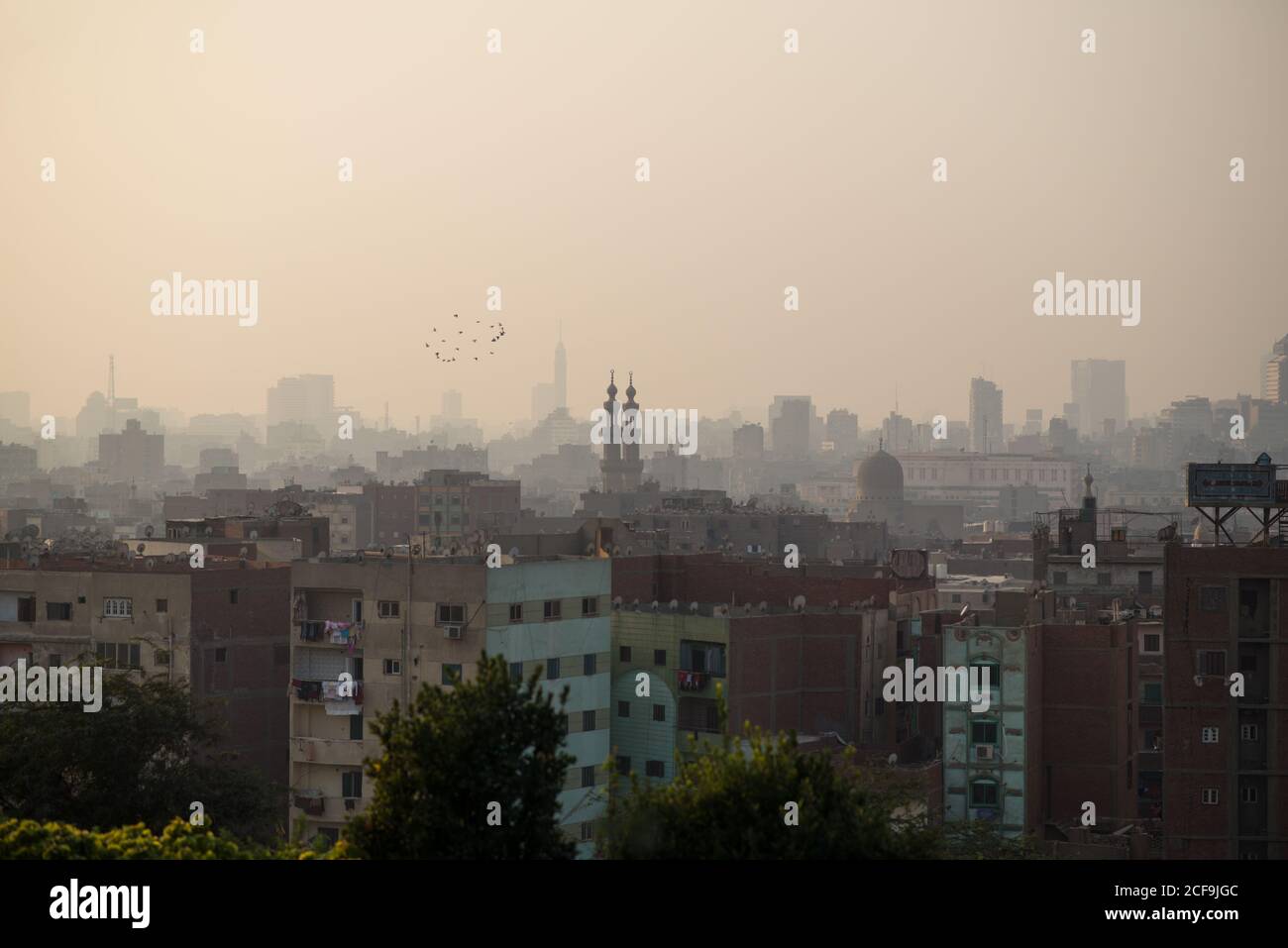 Erstaunliche Blick auf die traditionelle Stadt mit Gebäude und Zierminarette in nebligen Morgen Tag, Al-Azhar Park, Kairo, Ägypten Stockfoto