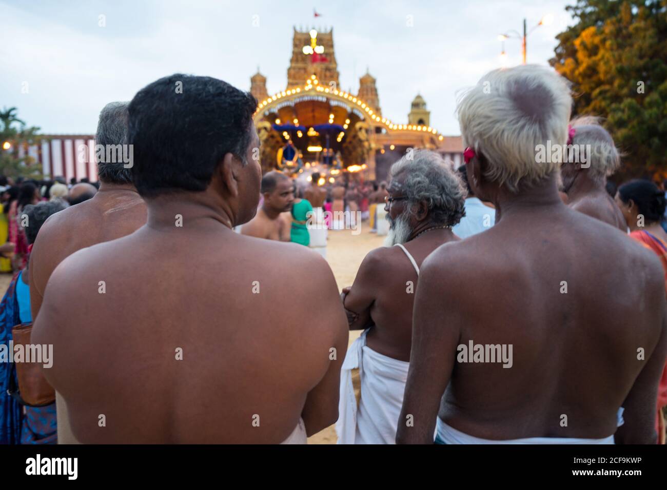 Jaffna, Sri Lanka - 9. August 2019: Menschenmenge tamilischer Menschen, die Palanquin mit Murugan gott vom Tempel während des Nallur Kandaswamy Kovil Festivals am bewölkten Tag tragen Stockfoto