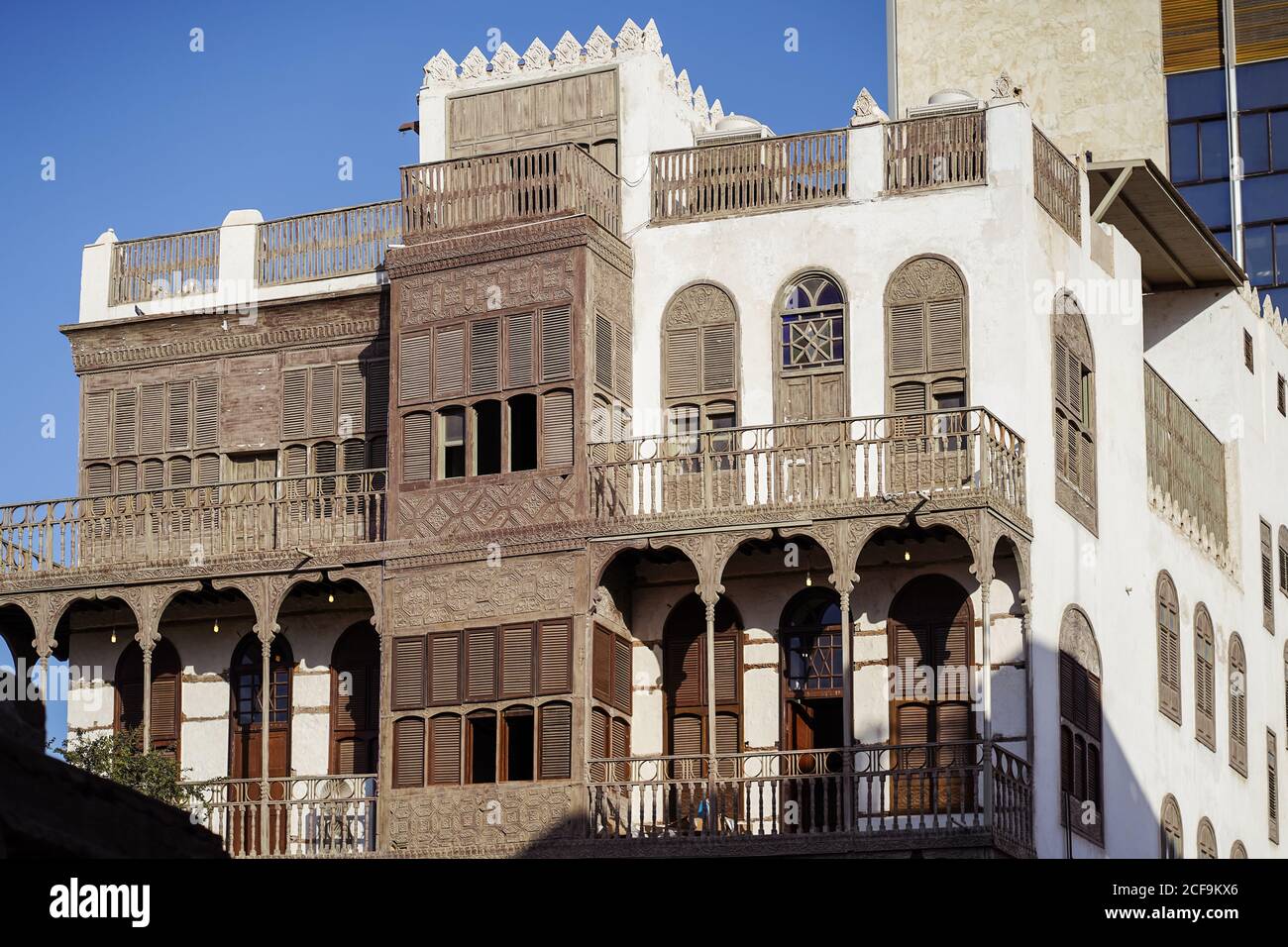 Niedrige Winkel von alten Steingebäuden mit schäbigen Wänden und Balkone auf der Straße von Jeddah Stadt in Saudi-Arabien Stockfoto