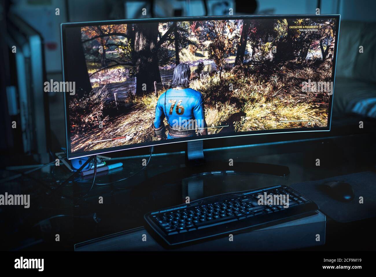 PC-Gaming-Konzept - ein ultrabreiter Bildschirm auf einem dunklen Raum mit dem Fallout 76 Spiel auf ihm in Bologna, Italien, 04 September 2020 - illustrative Editorial Stockfoto