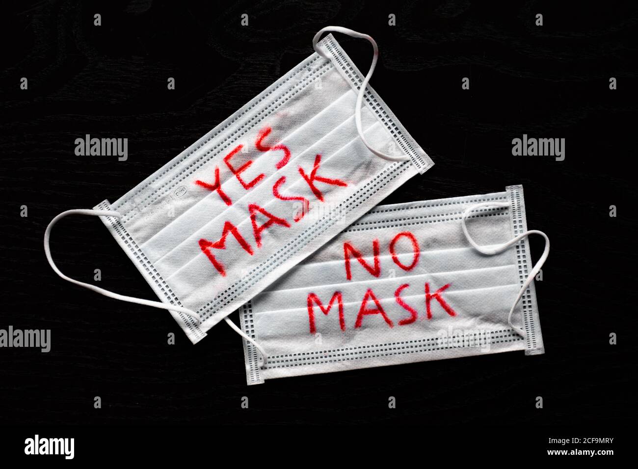 Ja Maske, Keine Maske, Gesichtsschutzmasken gegen Ausbreitung von Coronavirus oder COVID-19 Stockfoto