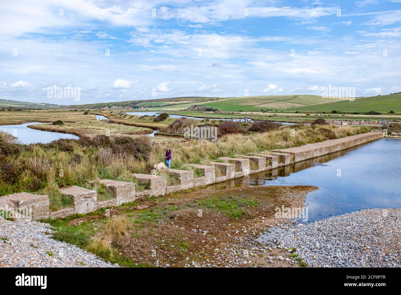 Seaford UK 04 September 2020 - Wanderer genießen heute warmes, sonniges Wetter mit einer Mischung aus Wolken in Cuckmere Haven bei Seaford an der Sussex-Küste. : Credit Simon Dack / Alamy Live News Stockfoto