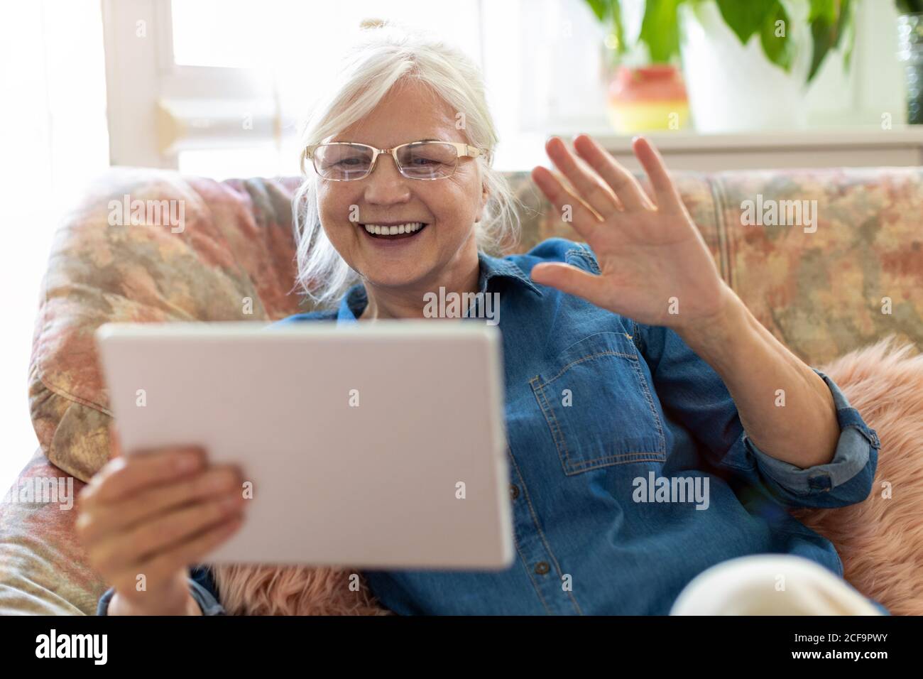 Ältere Frau mit digital-Tablette zu Hause Stockfoto