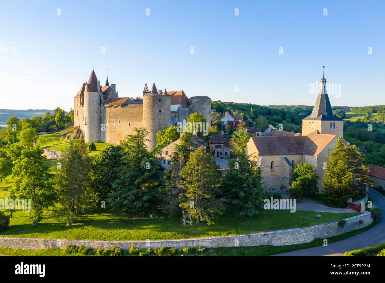 Frankreich, Cote d'Or, Chateauneuf, beschriftet Les Plus Beaux Villages de France (die schönsten Dörfer Frankreichs), Gesamtansicht der Gemeinde mit t Stockfoto