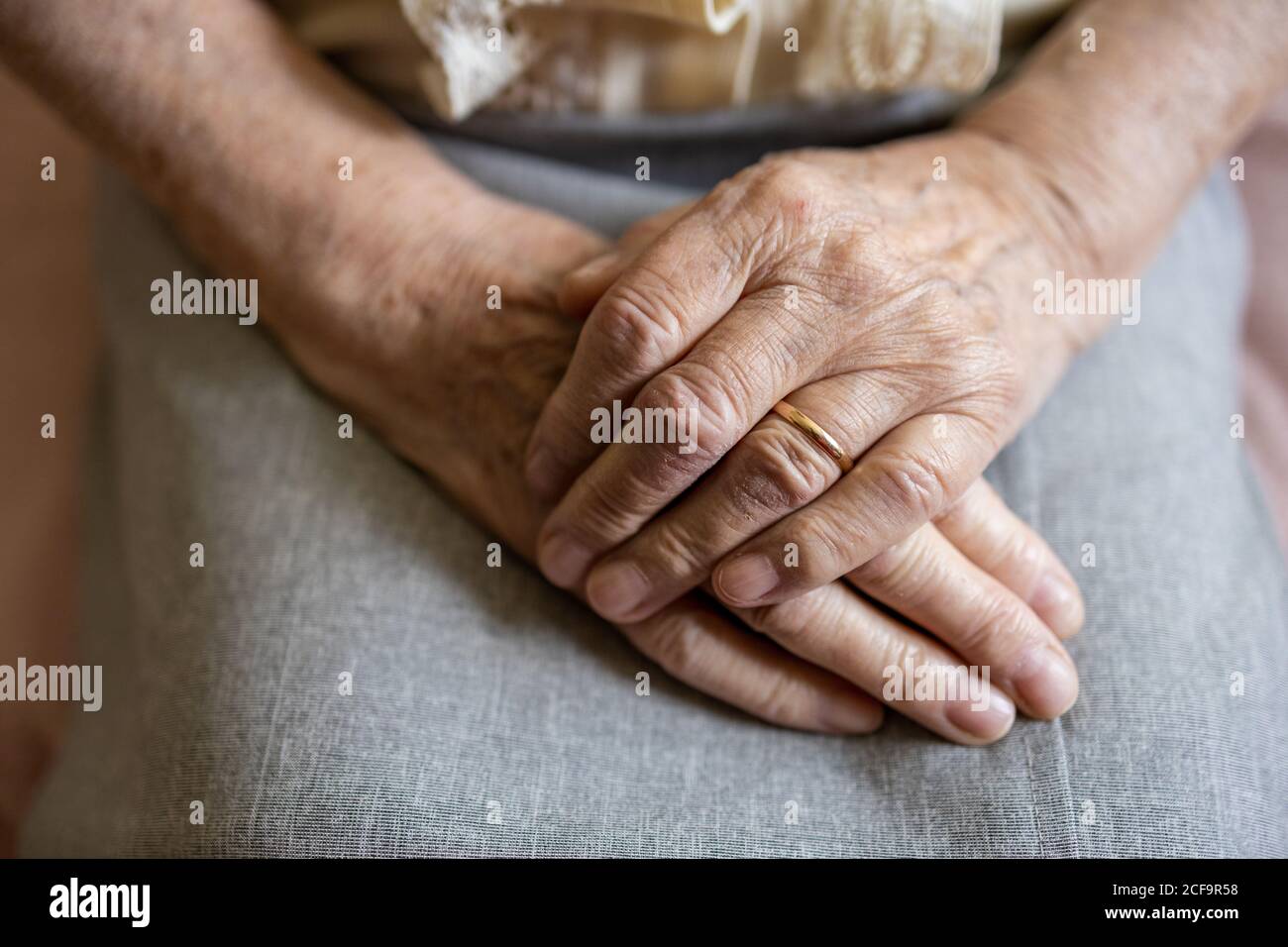 Zerknitterte Hände einer älteren Frau Stockfoto