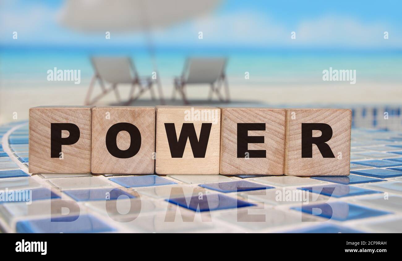 POWER Wort auf Holzwürfel. ocean Strand Hintergrund. Geschäftsentscheidungskonzept Stockfoto