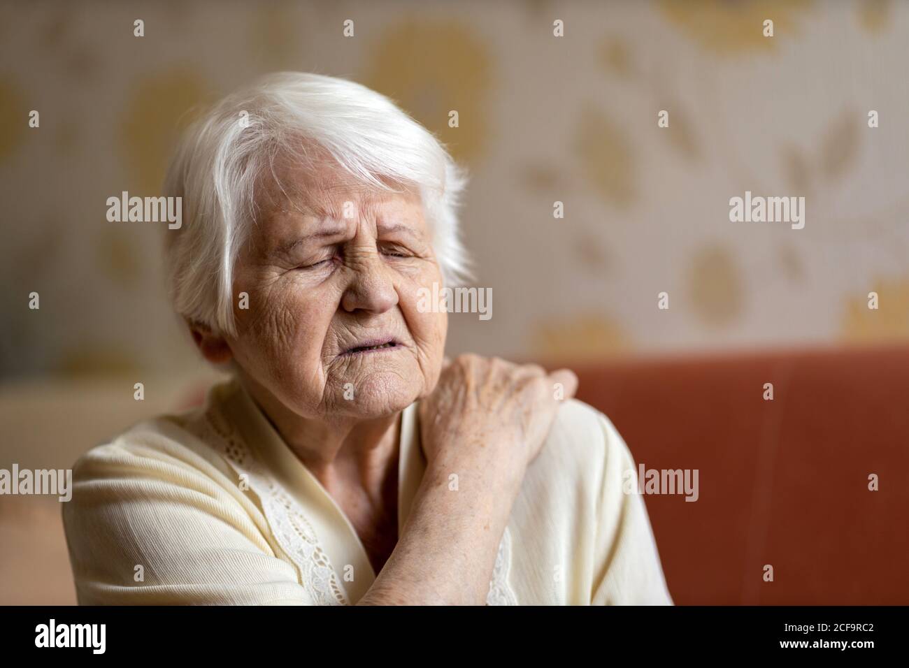 Ältere Frau mit Rückenschmerzen Stockfoto