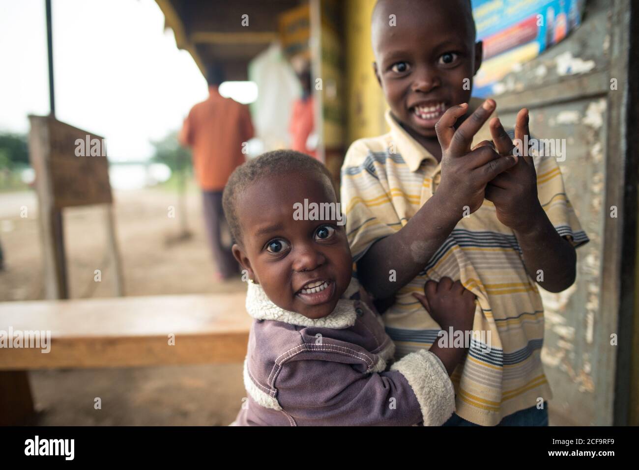 Uganda - November, 26 2016: Kahle afrikanische Kinder blicken in die Kamera, während sie draußen in einem Dorf stehen Stockfoto