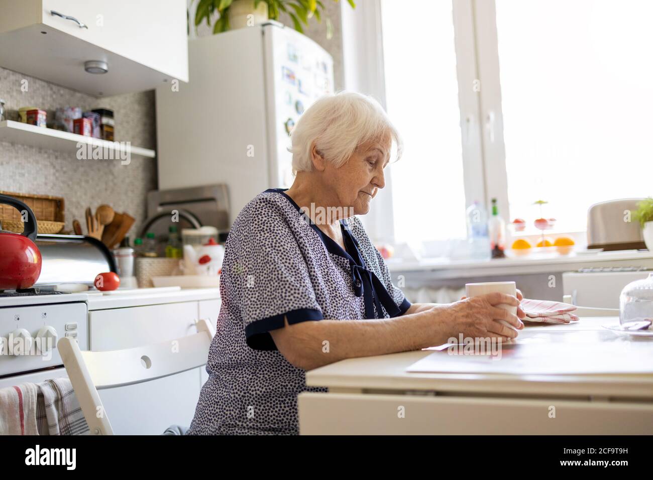 Ältere Frau in ihrer Küche Stockfoto