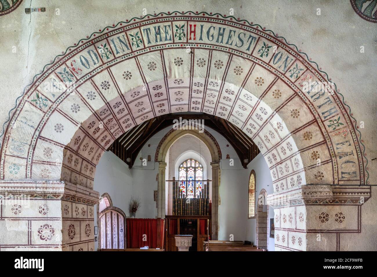 Die normannische Kirche St. George im Cotswold-Dorf Hampnet zeigt den Kanzelbogen aus dem 12. Jahrhundert, der vom Vikar in den 1870er Jahren geschmückt wurde. Stockfoto