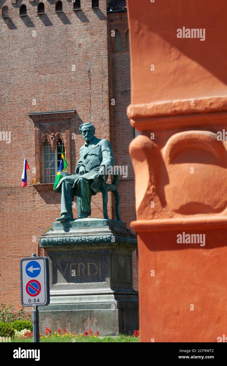 Italien, Lombardei, Busseto, Giuseppe Verdi Denkmal von Luigi Secchi Datum 1913 Hintergrund Rocca Pallavicino Stockfoto