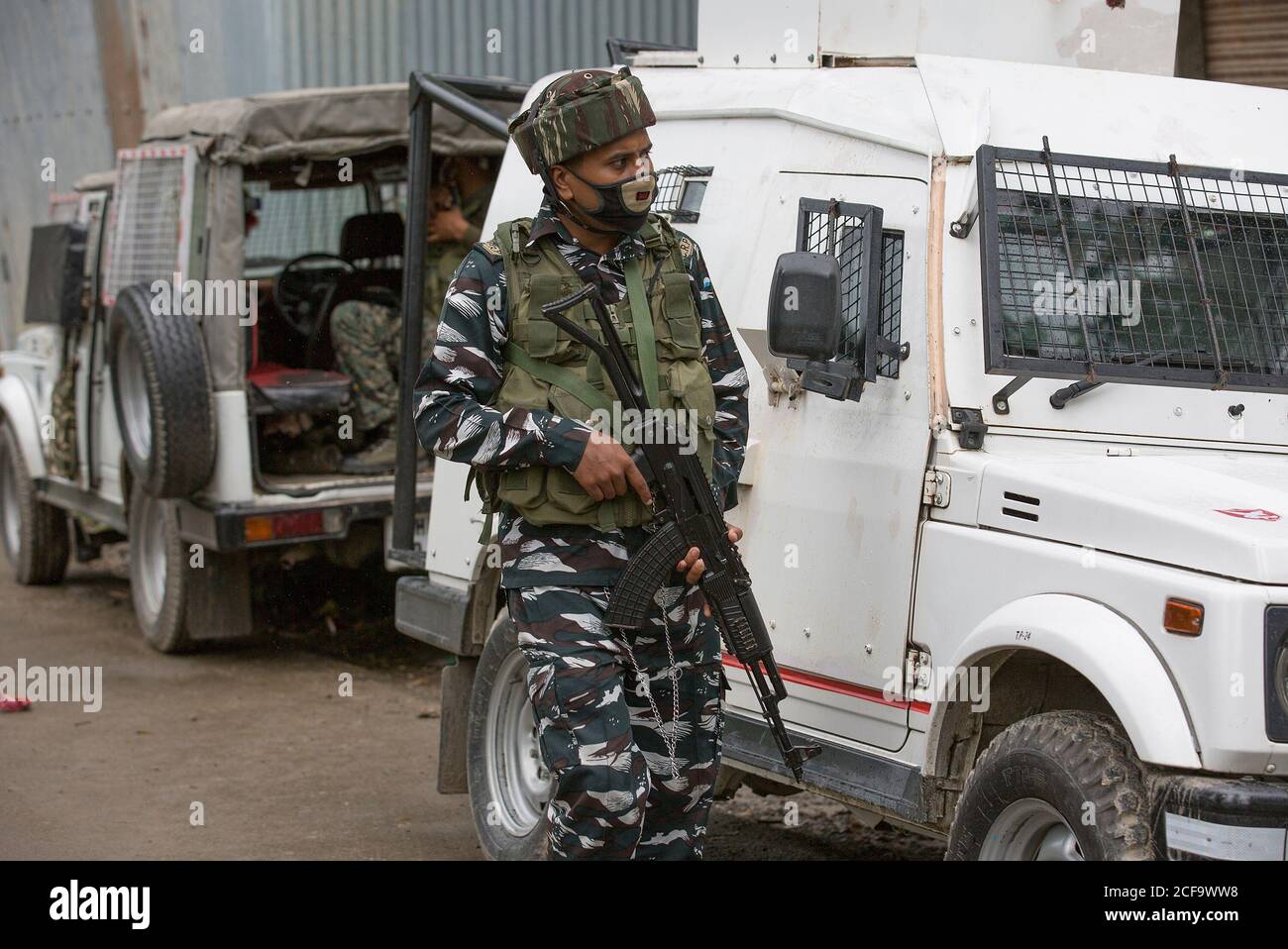 Srinagar, Kaschmir. September 2020. Ein indischer paramilitärischer Soldat steht Wache am Ort eines Gewehrkampfes im Dorf Yedipora-Pattan des Baramulla Distrikts, etwa 30 km westlich von Srinagar Stadt, der Sommerhauptstadt von Kaschmir, 4. September 2020. Ein Militanter wurde getötet, während ein indischer Offizier und ein Polizist am Freitag bei einem andauernden Schusskampf in unruhig Kaschmir verletzt wurden, teilte die Polizei mit. Quelle: Javed Dar/Xinhua/Alamy Live News Stockfoto