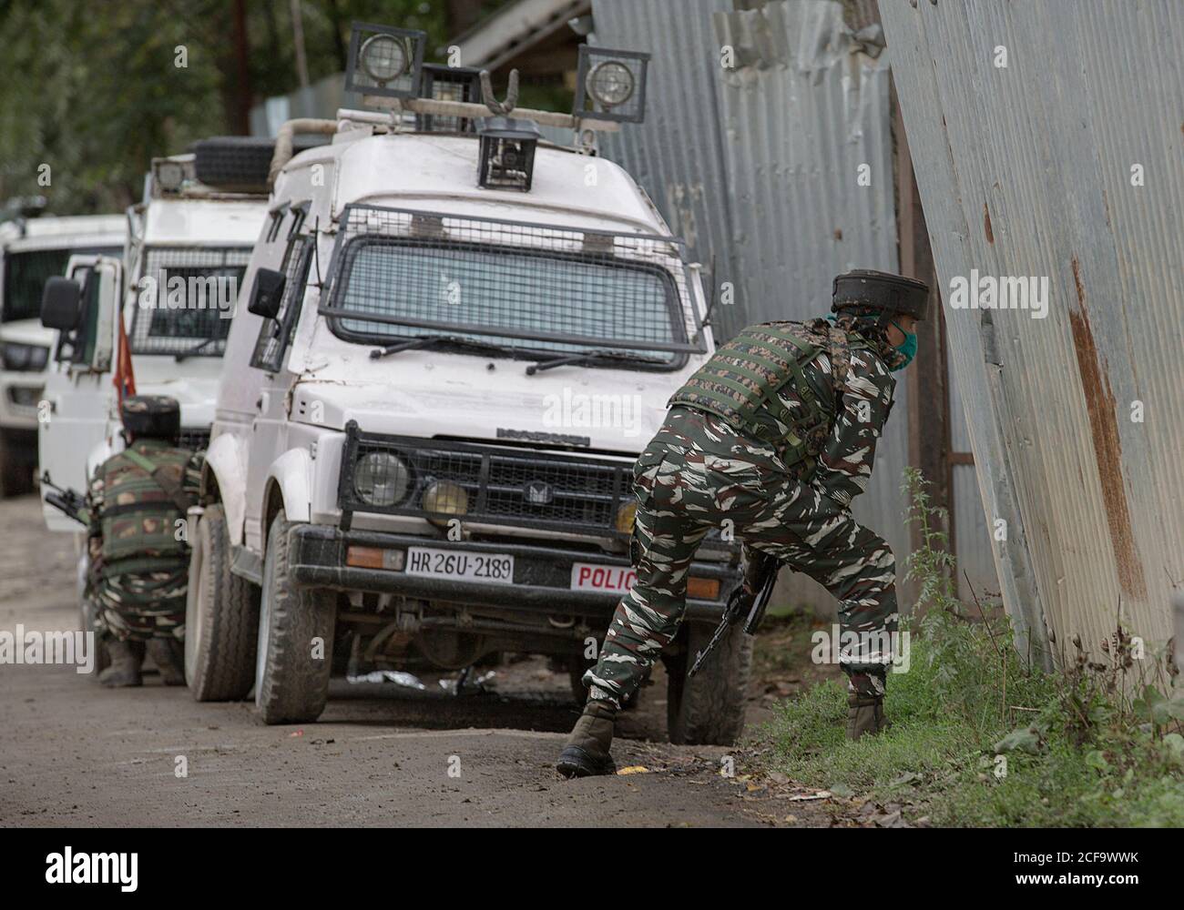 Srinagar, Kaschmir. September 2020. Indische paramilitärische Truppen nehmen eine Position am Ort eines Gewehrkampfes im Dorf Yedipora-Pattan des Baramulla Bezirks ein, etwa 30 km westlich von Srinagar Stadt, der Sommerhauptstadt von Kaschmir, 4. September 2020. Ein Militanter wurde getötet, während ein indischer Offizier und ein Polizist am Freitag bei einem andauernden Schusskampf in unruhig Kaschmir verletzt wurden, teilte die Polizei mit. Quelle: Javed Dar/Xinhua/Alamy Live News Stockfoto
