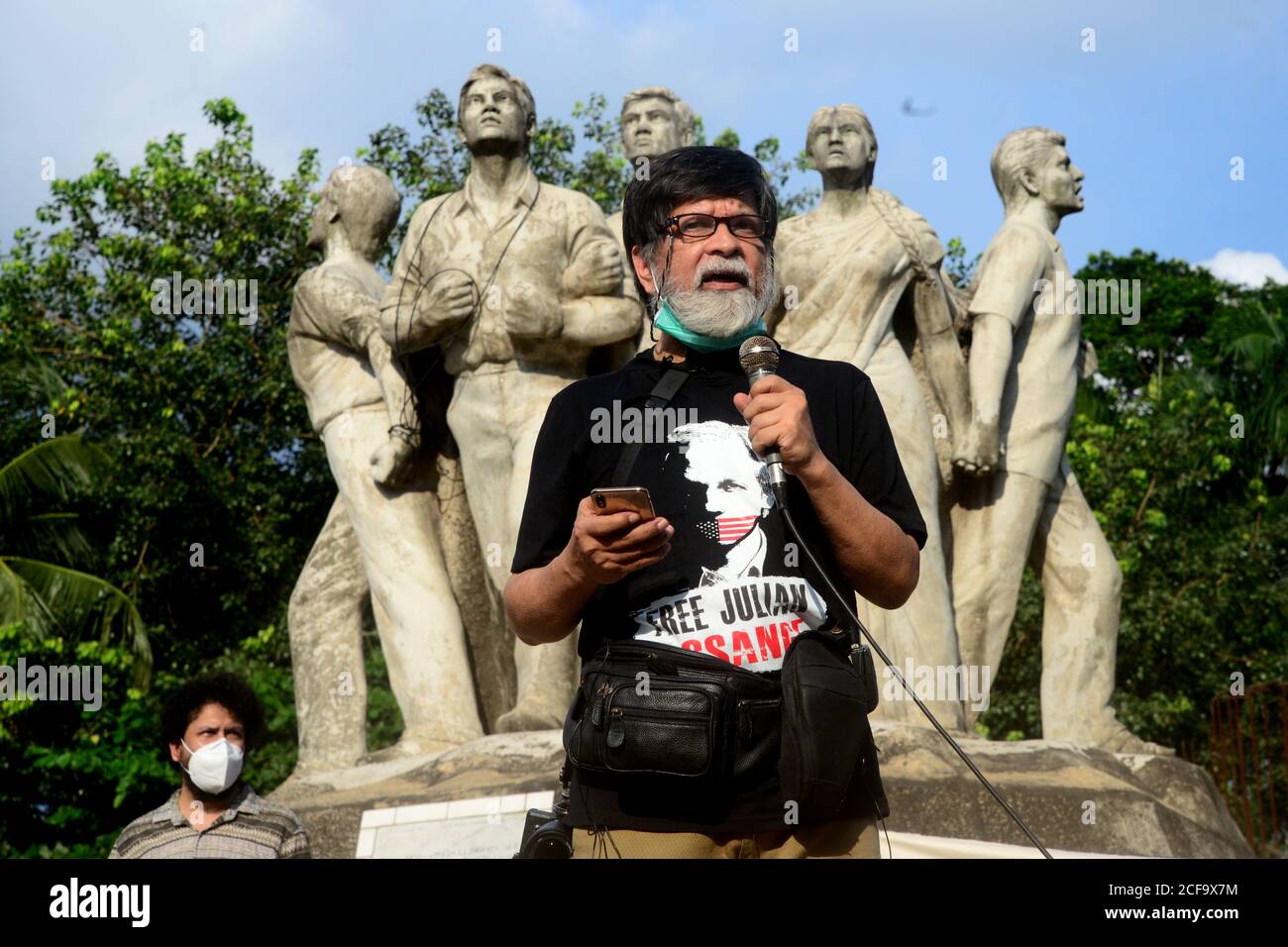 Der renommierte Fotograf Shahidul Alam spricht während der Ausstellung mit den Medien Und Performing Art Performance auf der Straße gegen zu protestieren Kreuzfeuer Stockfoto