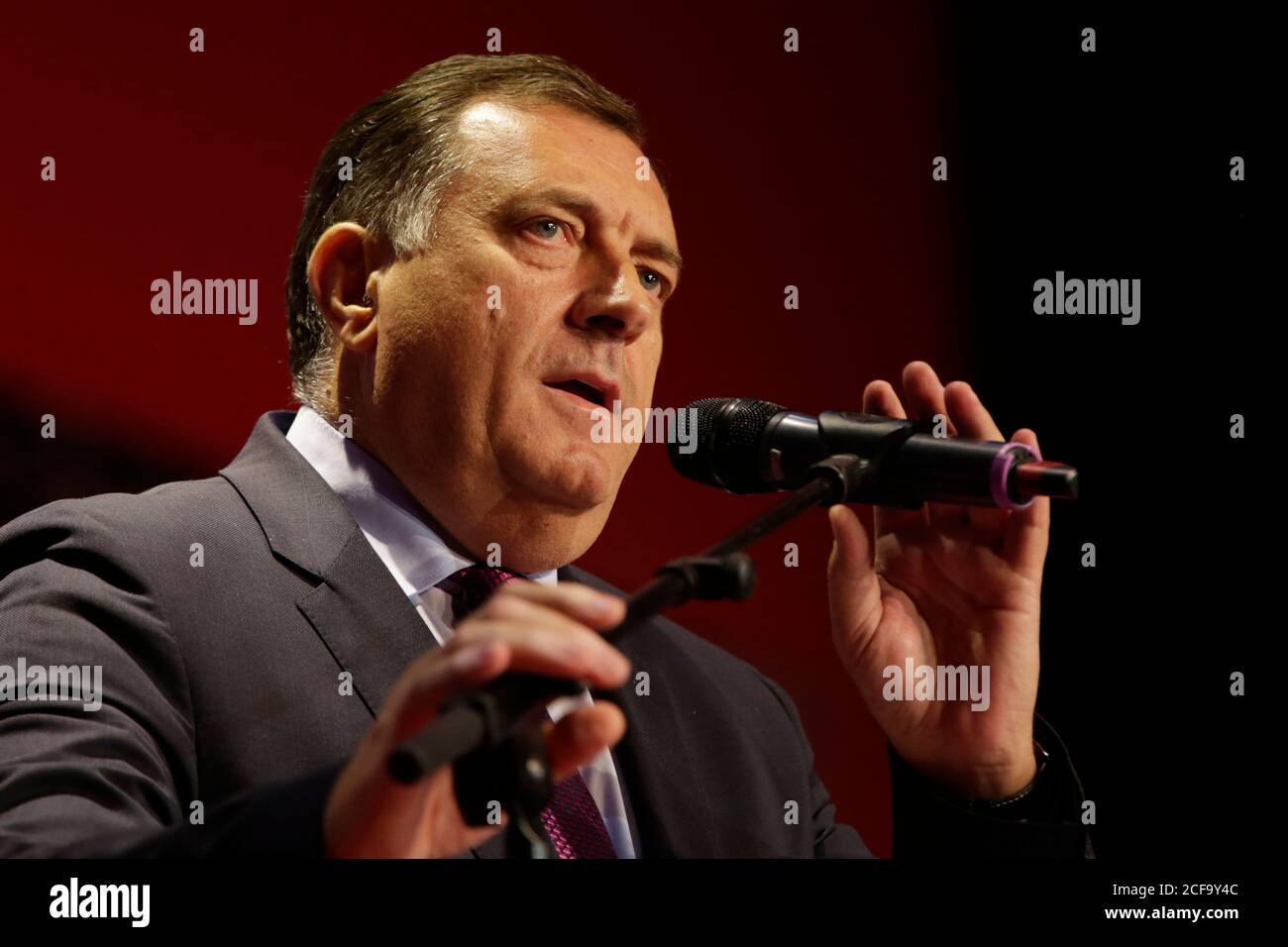 Der bosnische Serbe Milorad Dodik, Mitglied der dreiseitigen Präsidentschaft Bosniens und Vorsitzender der Partei "Allianz unabhängiger Sozialdemokraten" (SNSD), spricht an Stockfoto