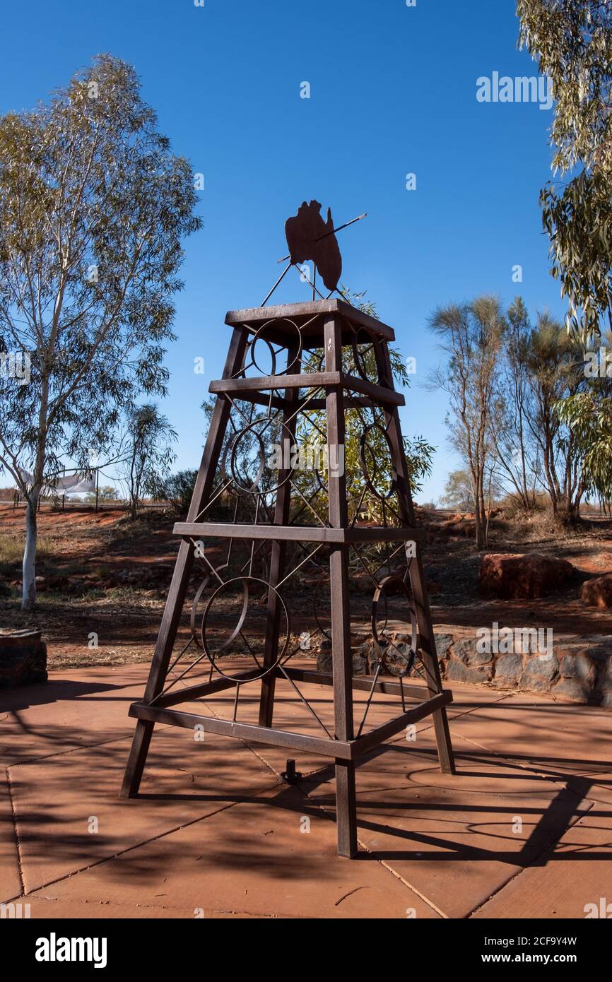 Das Zentrum des Zentrums. Eisenskulptur, die das geographische Zentrum Australiens darstellt. Silhouette von Australien von einem Pfeil gekreuzt. Erldunda, Nor Stockfoto