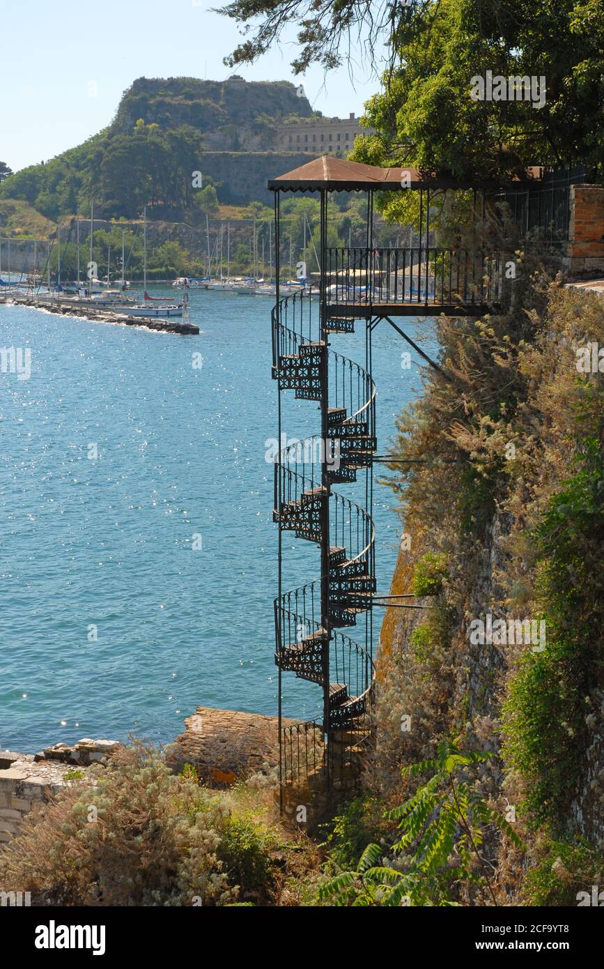 Faszinierende äußere Wendeltreppe an der Küste, Korfu-Stadt, Korfu, Griechenland Stockfoto