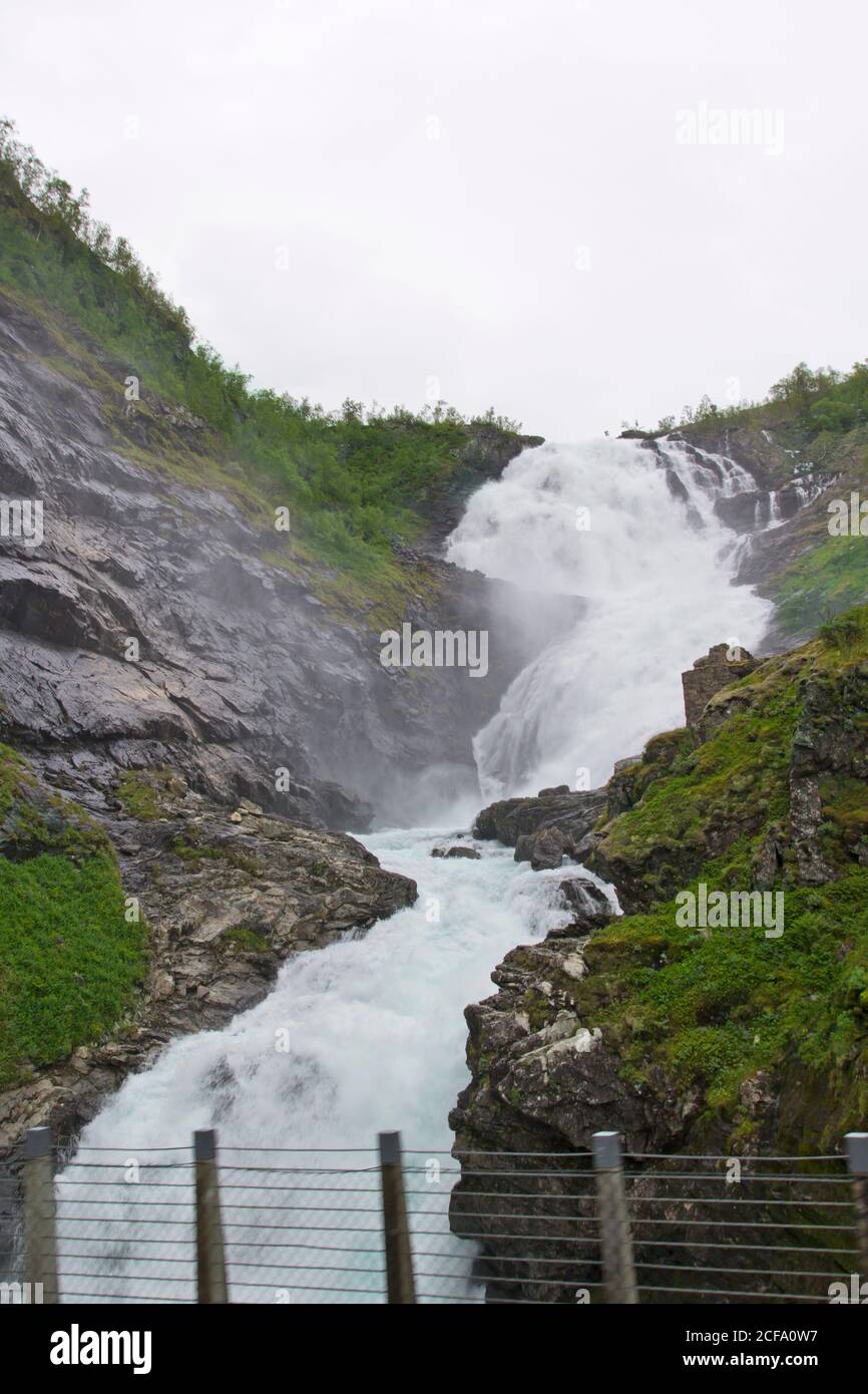 Schöne Naturlandschaft mit Wasserfall in Norwegen Stockfoto