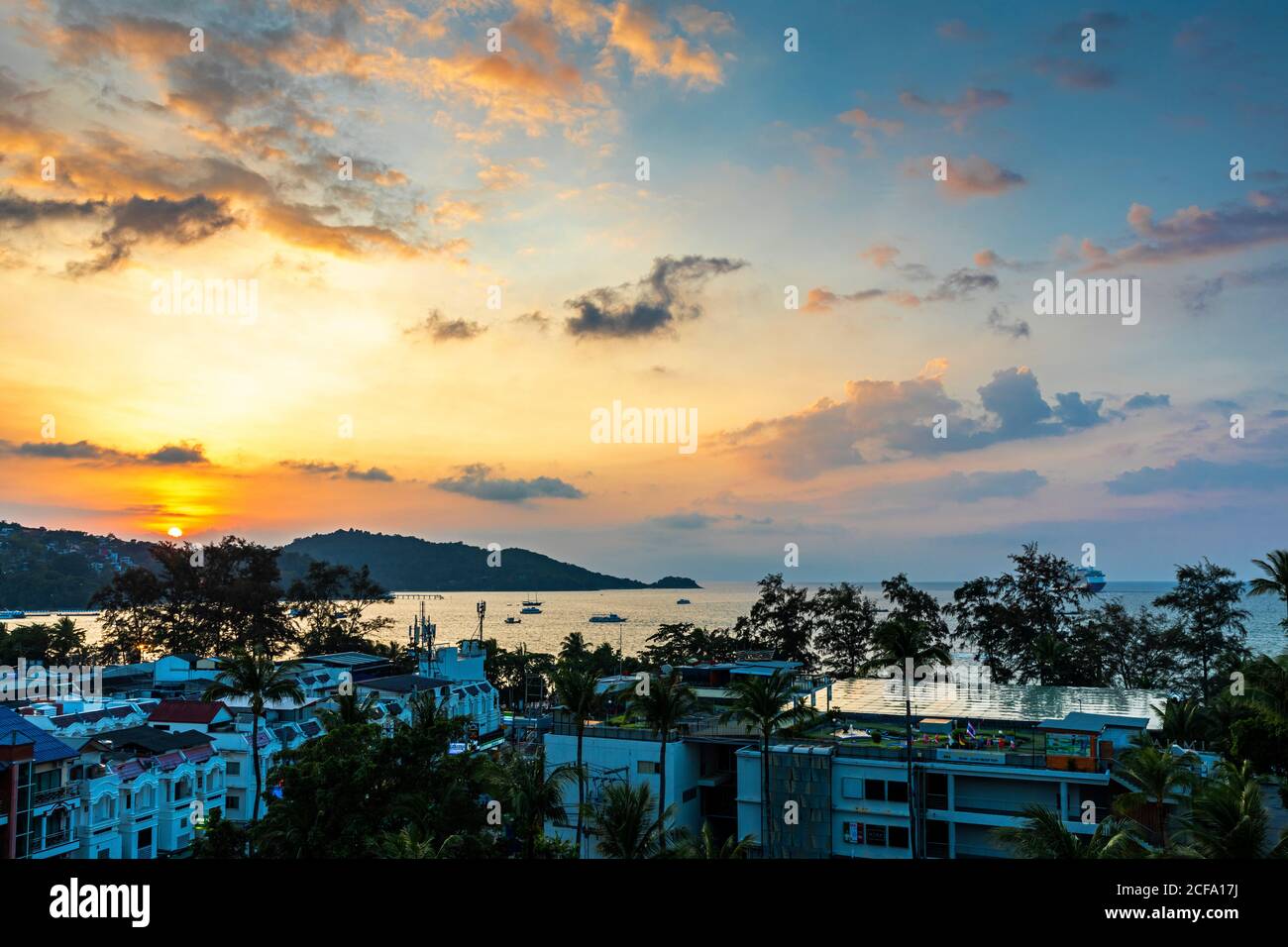 Landschaftsansicht des Sonnenuntergangs über der Andamanensee, Patong Beach, Phuket, Thailand Stockfoto