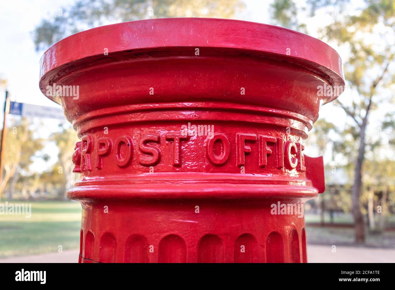 Postkasten vor einer Telegrafenstation in Alice Springs, Australien. Metall Briefkasten in rot lackiert Stockfoto