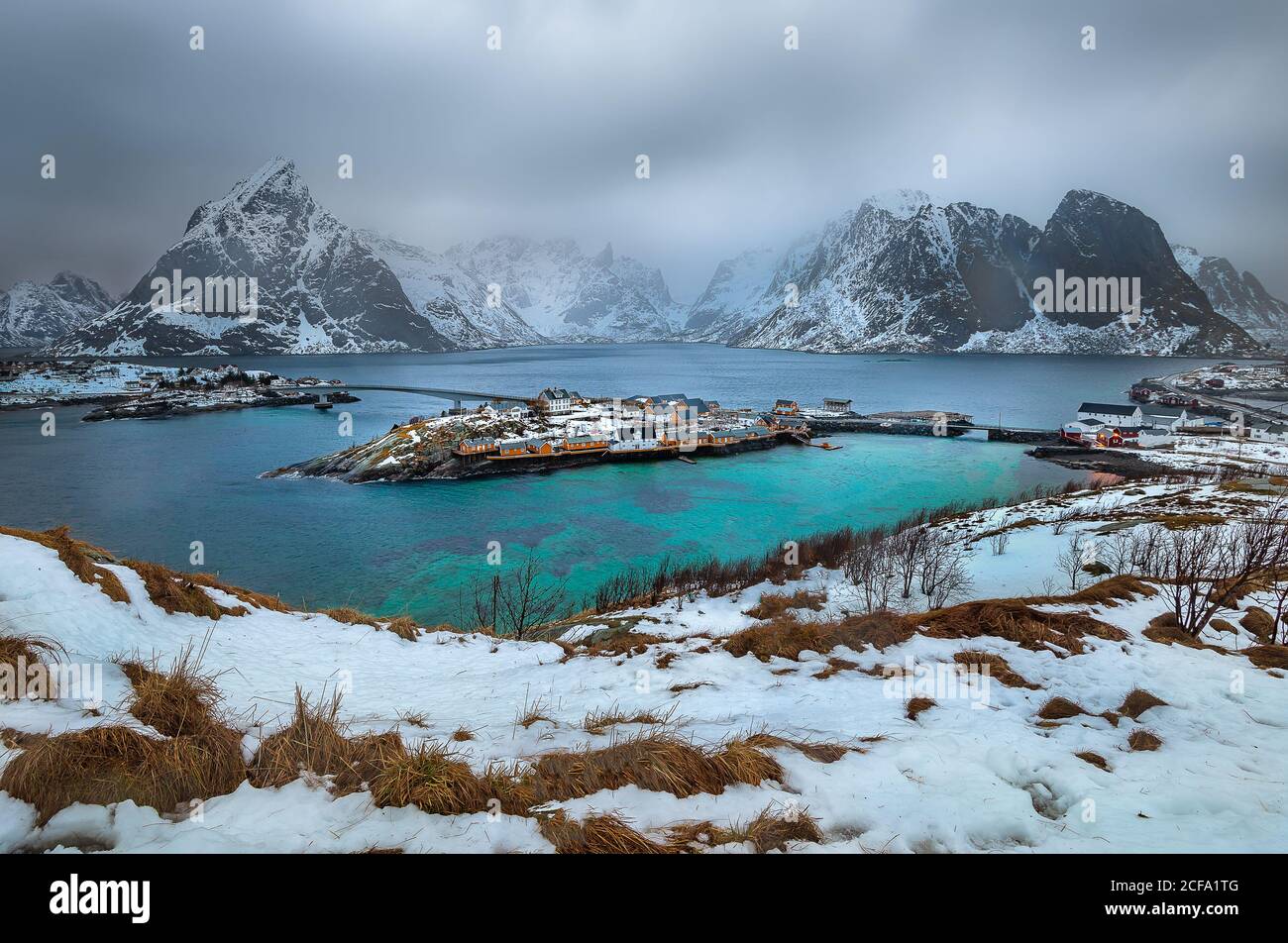 Die zauberhafte Aussicht auf die Lofoten im Winter. Reisen und besuchen Sie Norwegen Stockfoto