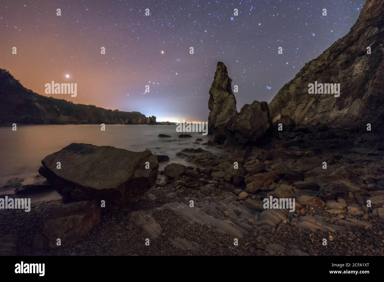 Nacht Landschaft Strand an der Nordküste Spaniens Stockfoto