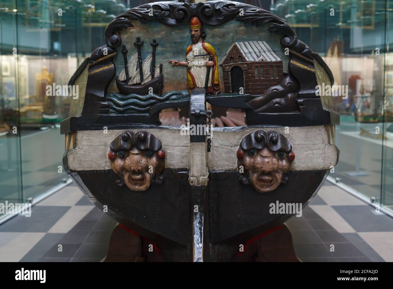 Schnitzerei bemalte Dekoration von Vintage Holzschiff aus nächster Nähe, Boot von Peter dem Großen in einem Museum Stockfoto