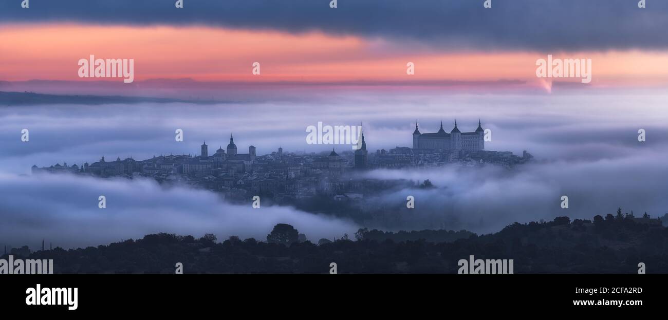 Luftaufnahme der antiken Stadt und mittelalterlichen Alcazar de Toledo palast in Nebel in bunten Tagesanbruch Stockfoto