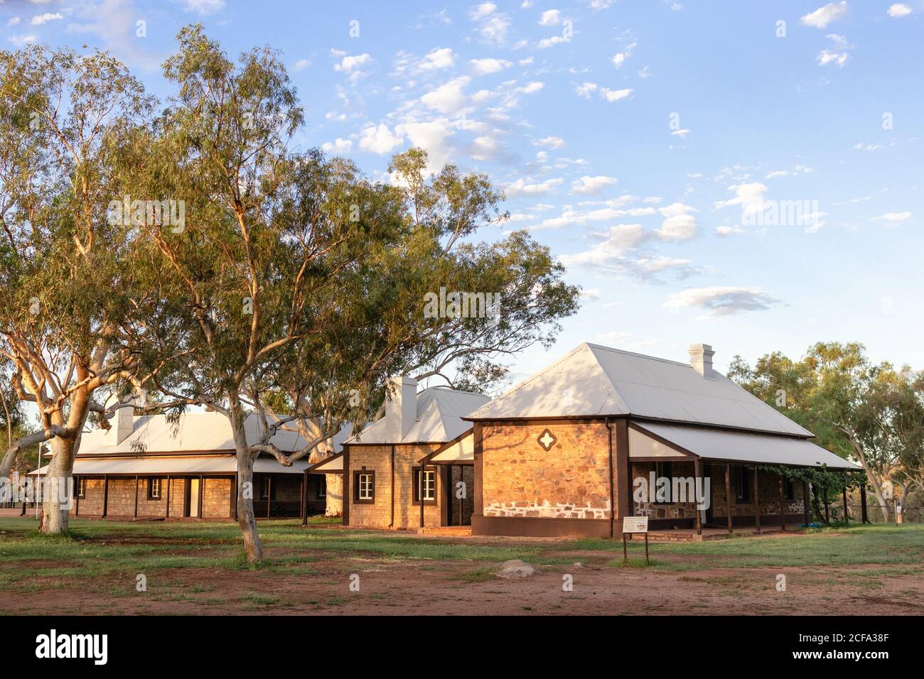 Alte Telegrafenstation, gebaut unter britischer Kolonialzeit. Telegraph Linie von Adelaide nach Darwin. Sonnenuntergangszeit. Stuart Highway, Alice Springs, Nord Stockfoto