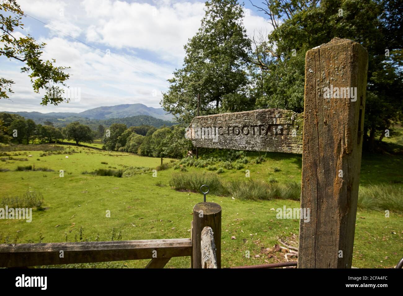 Alt verwittert öffentlichen Fußweg Schild in der Landschaft am Tor In Richtung landale Hechte loughrigg Lake District Nationalpark cumbria england vereinigtes Königreich Stockfoto