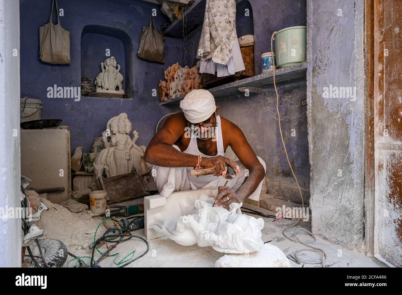 Jaipur, Indien - August 2020: Ein Handwerker arbeitet an einer Marmorstatue in der Altstadt von Jaipur am 27. August 2020 in Rajasthan, Indien. Stockfoto