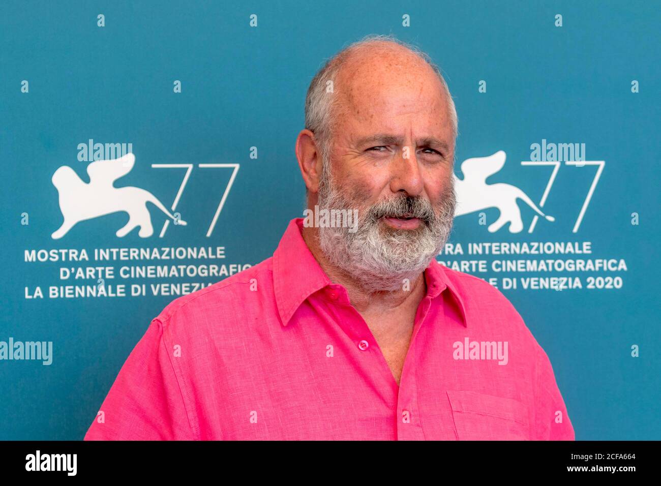 Venedig, Italien. September 2020. Regisseur Roger Michell posiert am 04. September 2020 beim 77. Filmfestival von Venedig im Palazzo del Casino am Lido in Venedig, Italien, beim Fotocall von 'The Duke'. Credit: dpa picture Alliance/Alamy Live News Stockfoto