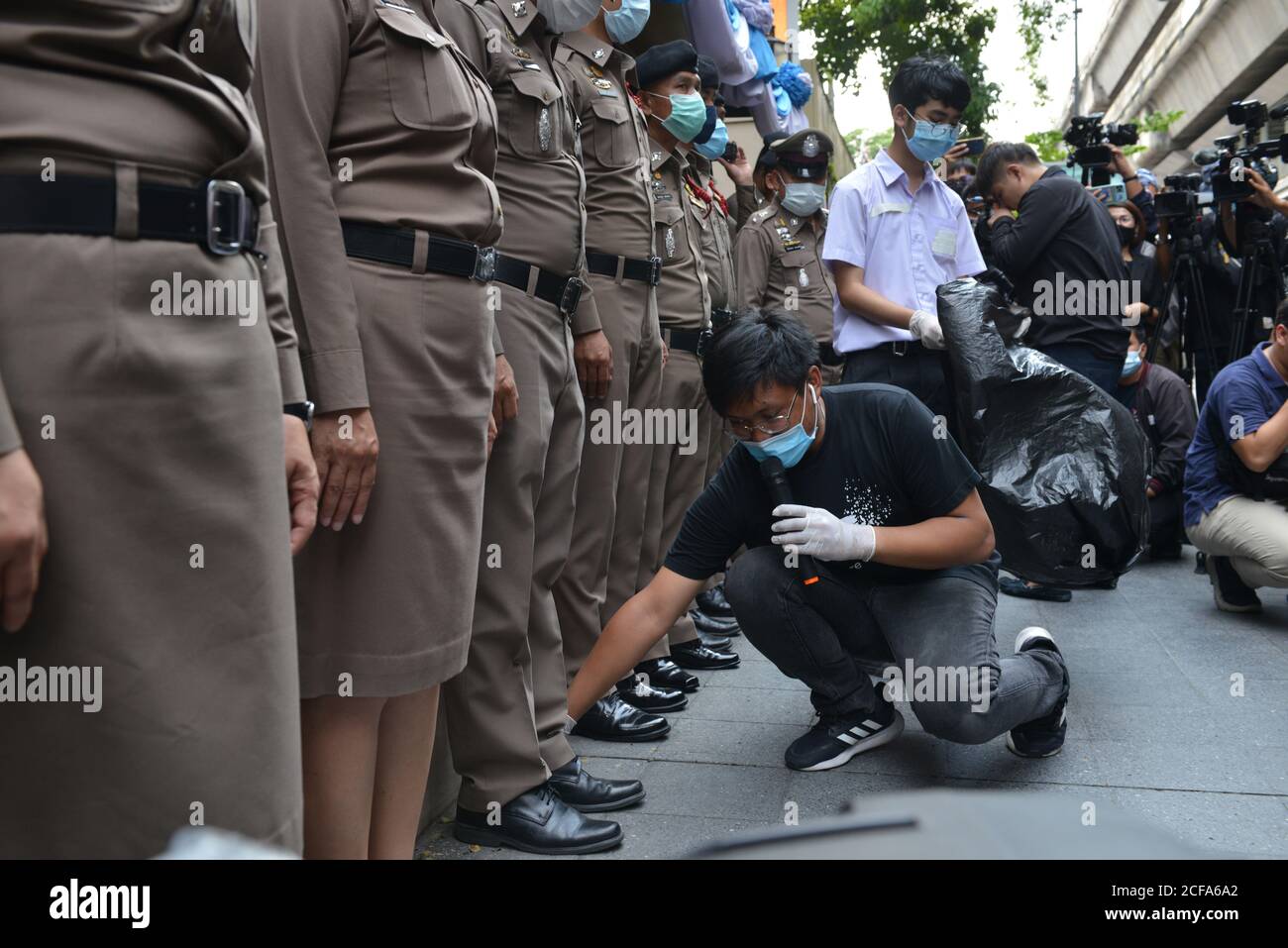 Bangkok, Thailand. September 2020. 4. September 2020 die swu.newgen Group protestiert vor dem Royal Thai Police Headquarters in Bangkok gegen einen symbolischen Protest mit dem Namen "Thai Police Whitewash", um die Verlegenheit der thailändischen Polizeigemeinde zu beseitigen. Und die Polizei bitten, ihre Pflichten gerecht zu erfüllen. (Foto von Teera Noisakran/Pacific Press) Quelle: Pacific Press Media Production Corp./Alamy Live News Stockfoto