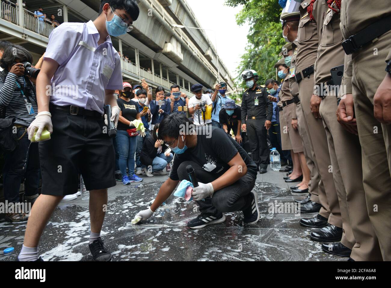 Bangkok, Thailand. September 2020. Demonstranten säubern die Böden vor dem Royal Thai Police Headquarters in Bangkok als symbolischen Protest. Es bedeutet, die Scham der thailändischen Polizei zu reinigen. Und bat die Polizei, am 4. September 2020 fair zu handeln. (Foto von Teera Noisakran/Pacific Press) Quelle: Pacific Press Media Production Corp./Alamy Live News Stockfoto