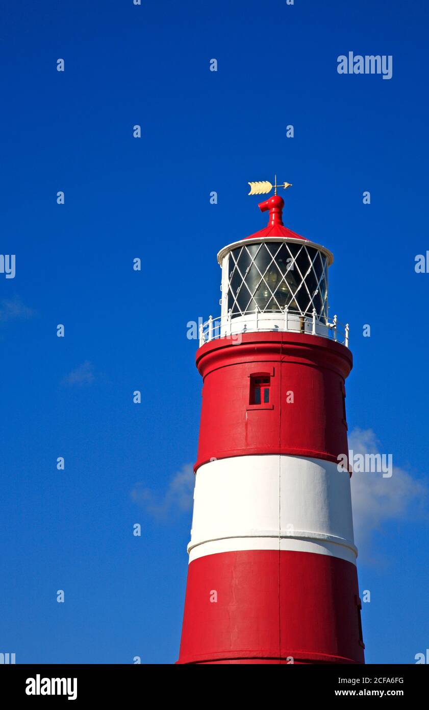 Detail des oberen Abschnitts und Laternenhauses des Leuchtturms an der Nord-Norfolk-Küste in Happisburgh, Norfolk, England, Vereinigtes Königreich. Stockfoto
