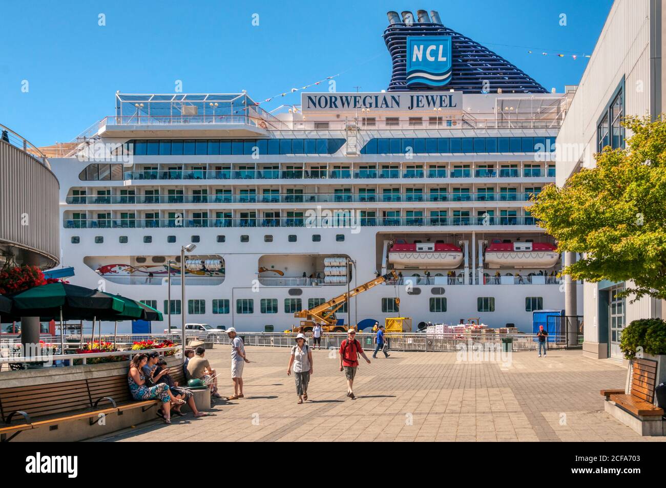 Das große norwegische Kreuzfahrtschiff Norwegian Jewel im Hafen von Seattle in den USA. Stockfoto