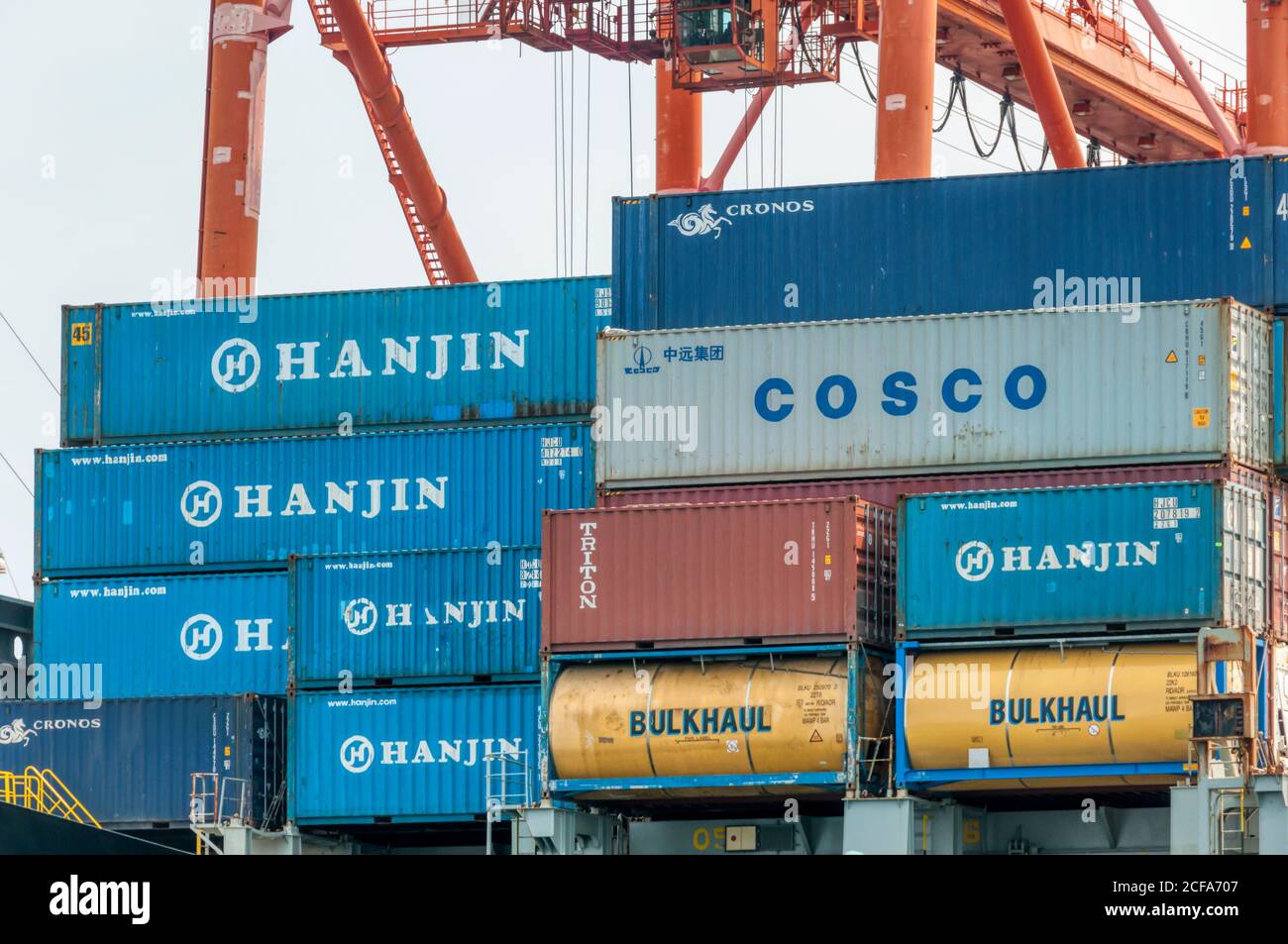 Container auf einem südkoreanischen Containerschiff im Hafen von Seattle, USA. Stockfoto