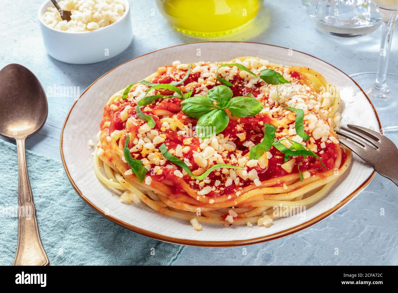 Italienische Pasta. Spaghetti mit Tomatensauce, Käse und Basilikum Stockfoto