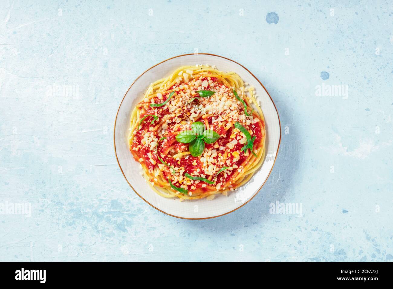 Italienische Pasta. Spaghetti mit Tomatensauce, Käse und Basilikum, Overhead Schuss mit einem Platz für Text Stockfoto
