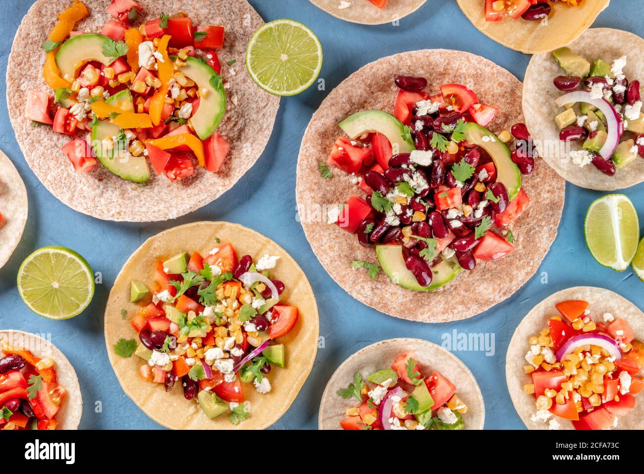 Vegetarisches mexikanisches Essen, ein flaches Lay. Tacos mit Gemüse, von oben geschossen Stockfoto