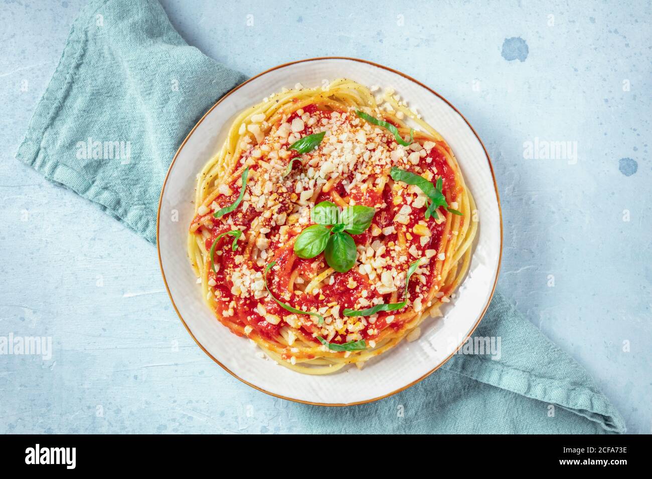 Italienische Pasta. Spaghetti mit Tomatensauce, Käse und Basilikum, von oben mit Kopierplatz aufgenommen Stockfoto