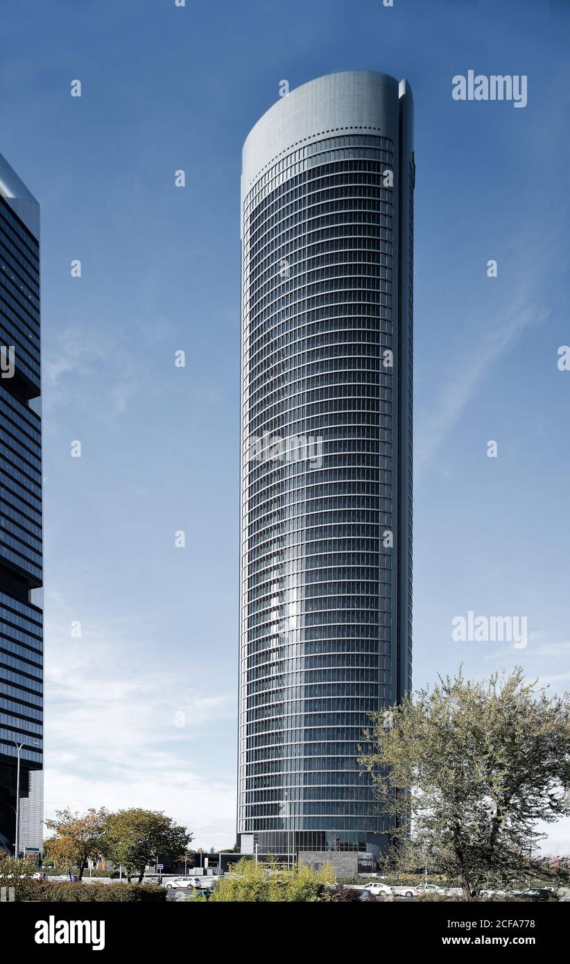 Hohe Glastürme moderner Gebäude gegen blaue Wolken Himmel Stockfoto
