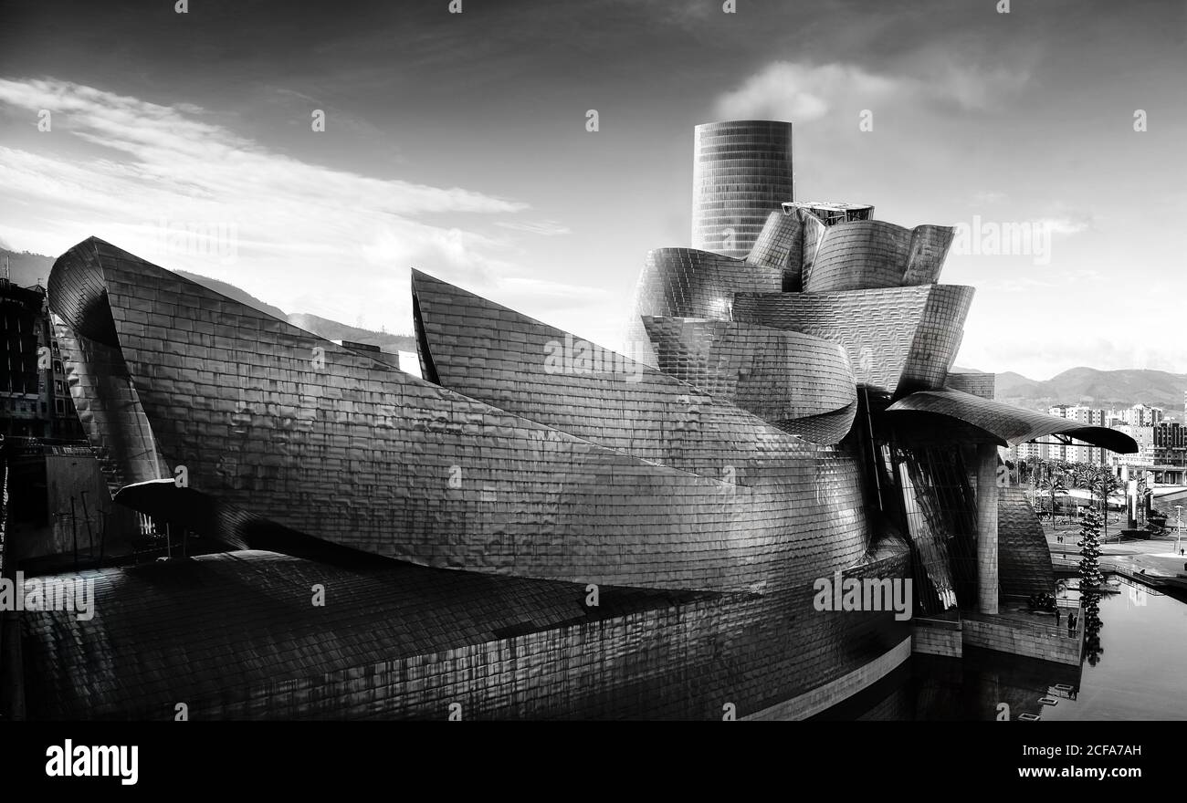 Guggenheim Bilbao Museum auf der anderen Seite des Flusses bei Tageslicht Stockfoto