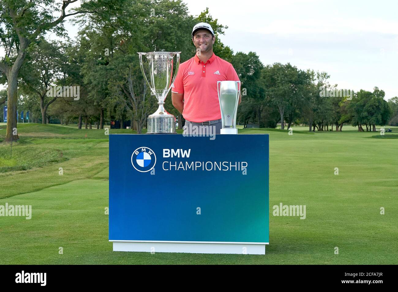30. August 2020, Olympia Fields, Illinois, USA; Jon Rahm aus Spanien feiert mit der J.D. Wadley Trophäe und der BMW Trophäe nach dem Sieg im ersten plötzlichen Tod Playoff-Loch gegen Dustin Johnson (nicht abgebildet) im Finale der BMW Meisterschaft auf dem Nordkurs im Olympia Fields Country Club Stockfoto