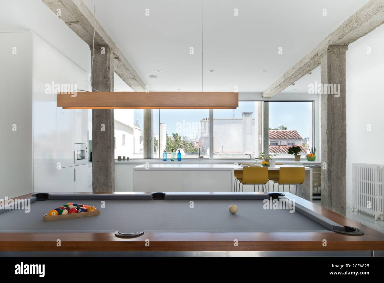 Billardtisch mit Kugeln in modernen Wohnung in minimalistischen befindet  Stil mit weißen Wänden Stockfotografie - Alamy
