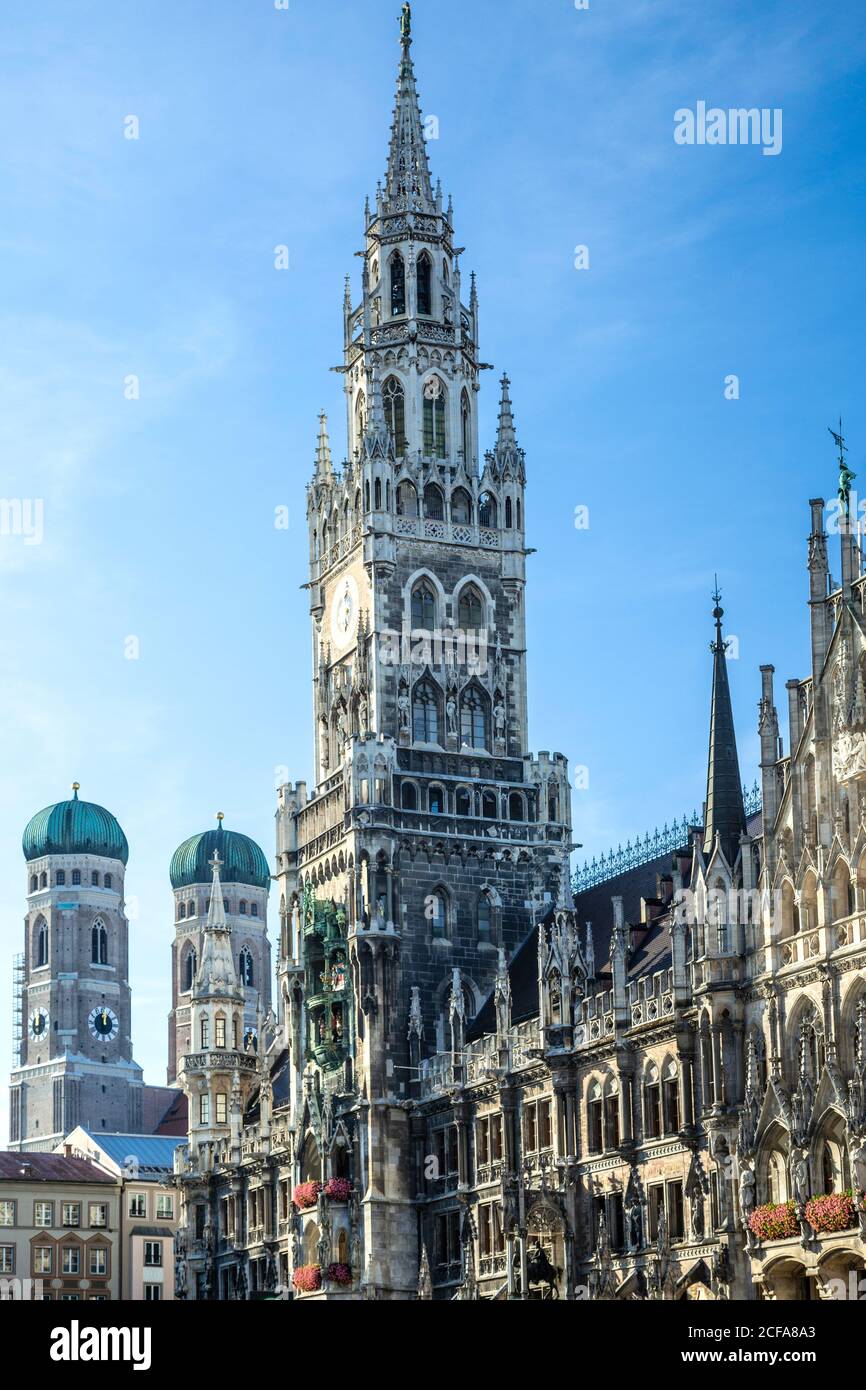 Neues Rathaus und Doppelkuppeltürme der Frauenkirche (links), Marienplatz, München, Deutschland Stockfoto