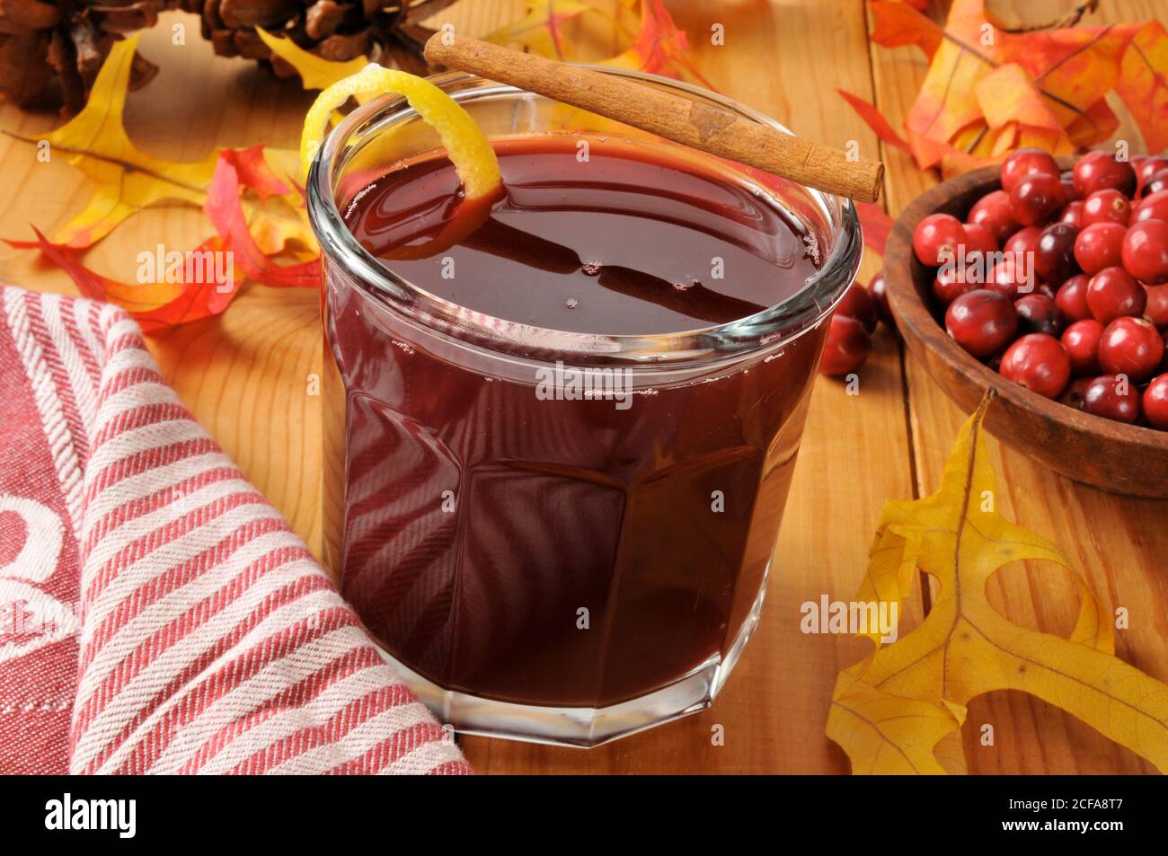 Glühbeersaft warm serviert mit Zimt und einer Zitrone Drehen Stockfoto