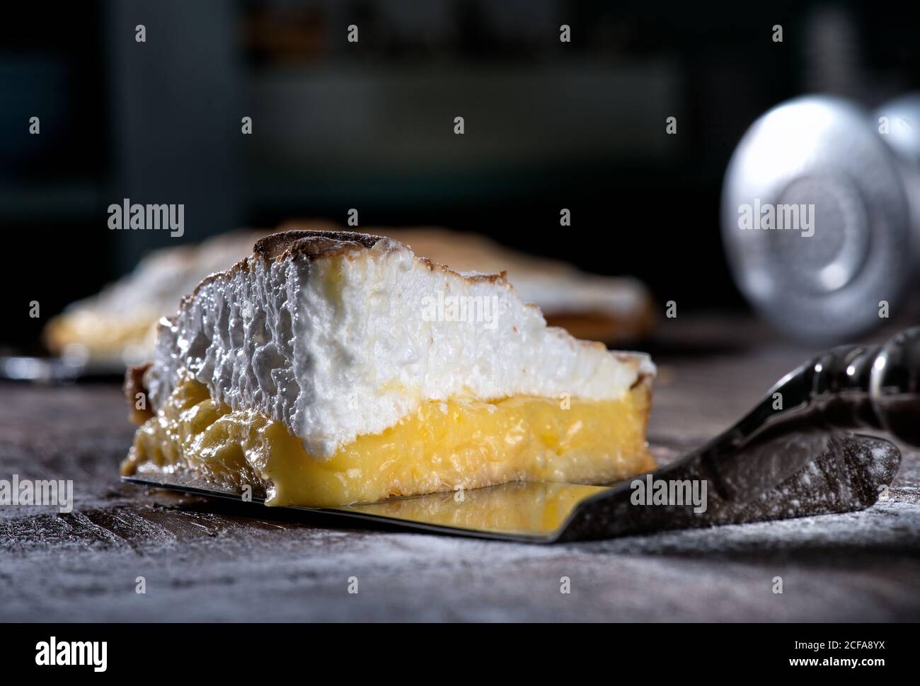 Vintage Kuchen Server mit Stück saftige Zitronenkuchen mit Gebräunte Meringue-Schicht Stockfoto