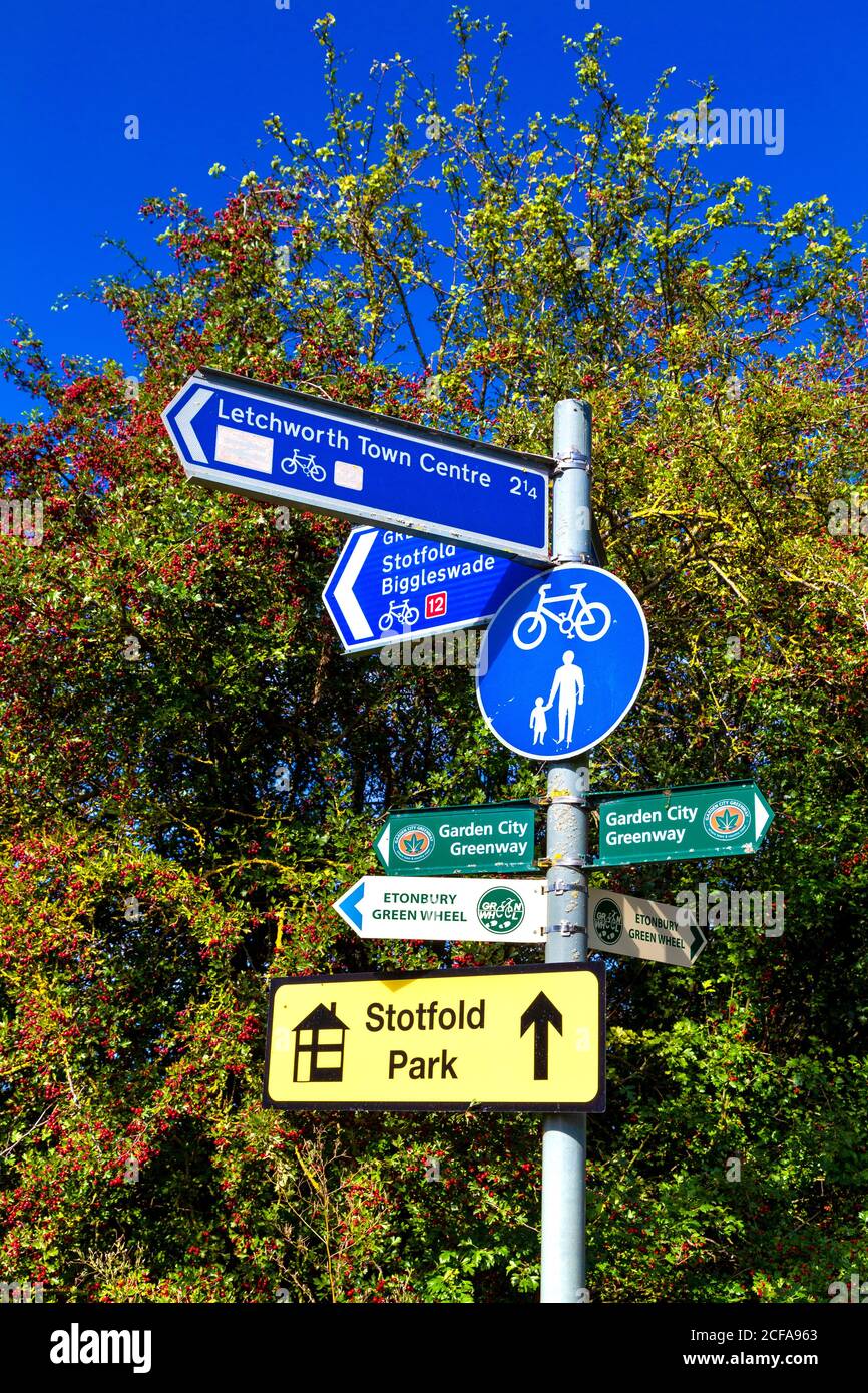 Wegweiser entlang der C12-Route des National Cycling Network in der Nähe von Letchworth Garden City, Hertfordshire, Großbritannien Stockfoto