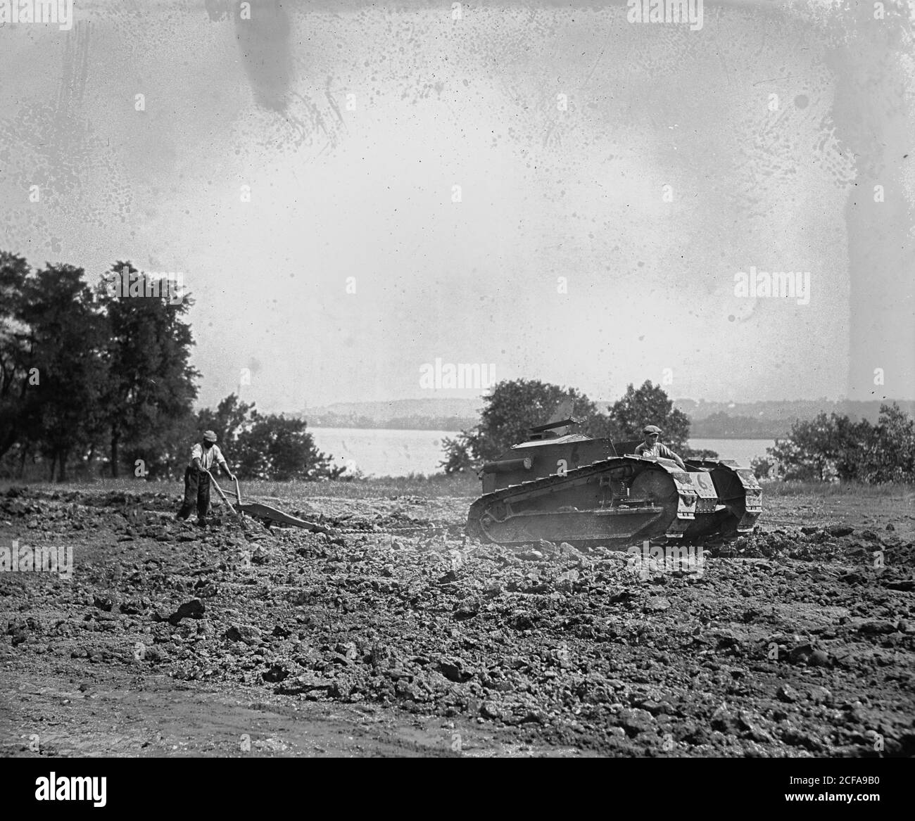 Alten Pflug von Tank wie Traktor gezogen Stockfoto